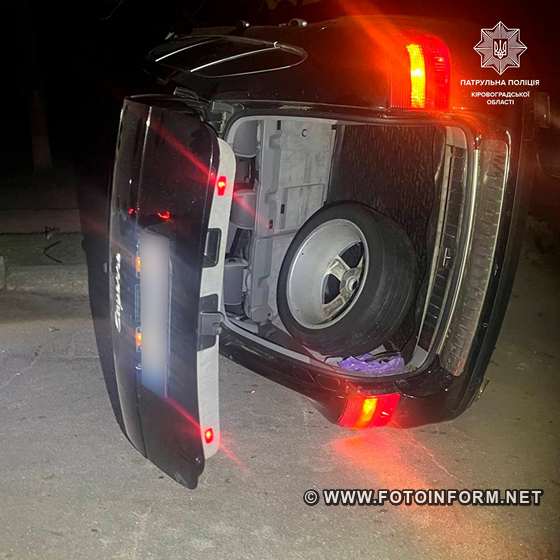 ДТП у Кропивницькому іномарка врізалася в дерево (ФОТО)